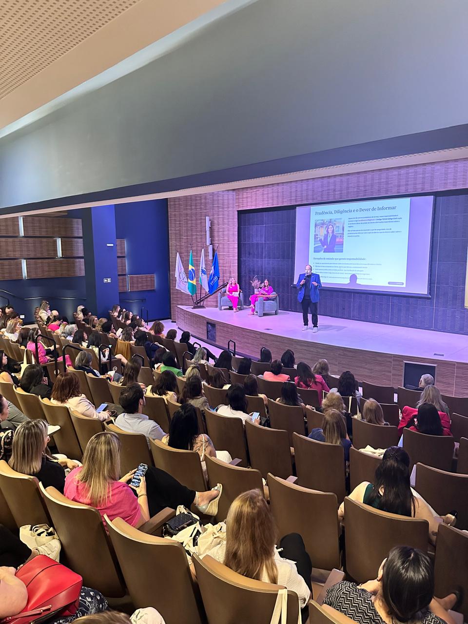 Dr. Douglas Vilar abrindo o evento, em auditório lotado